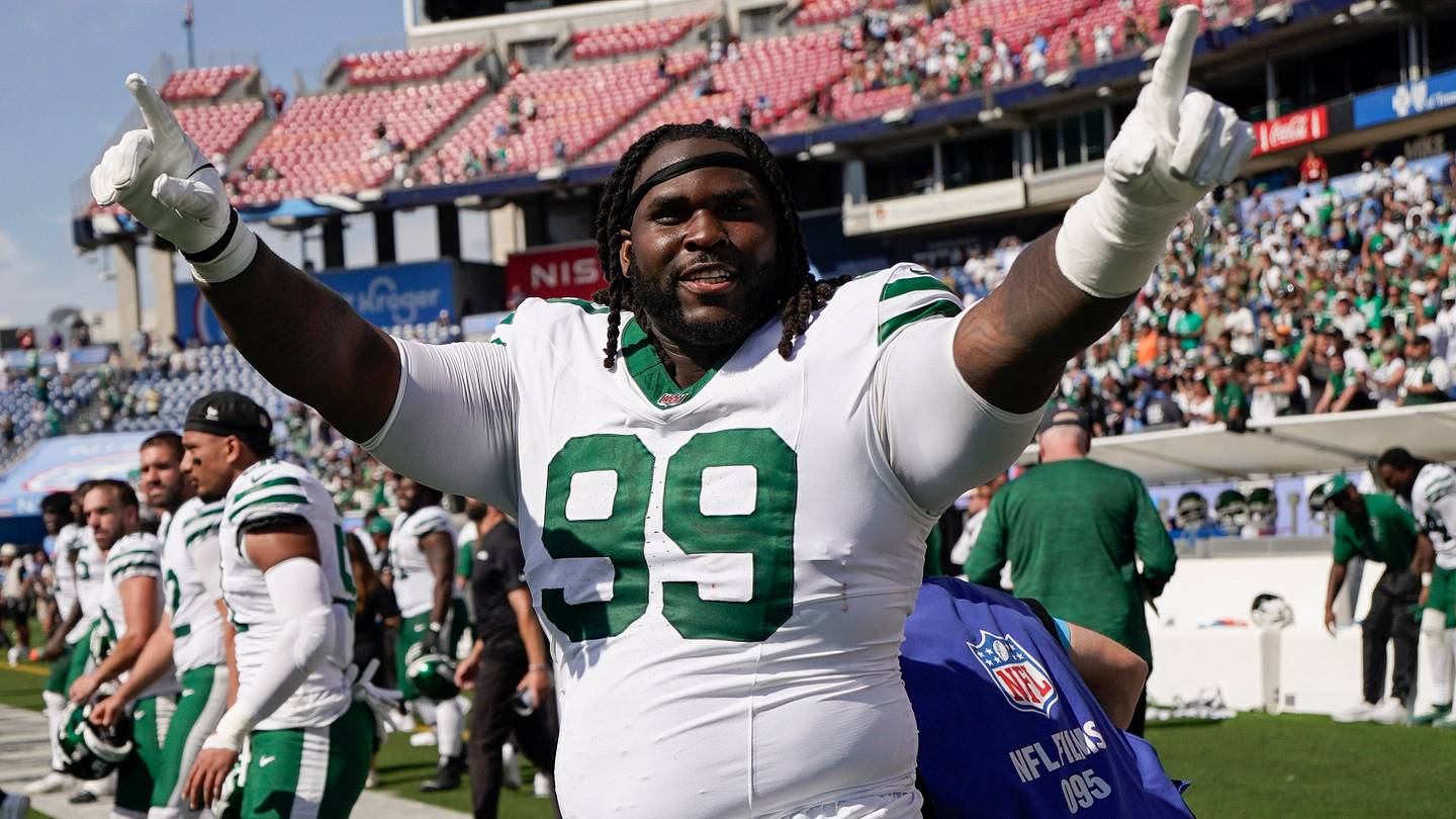 3 Unsung Heroes Stand Out in Jets' Week 1 Win Over Titans (T'Vondre Sweat's Impact Is Clear)