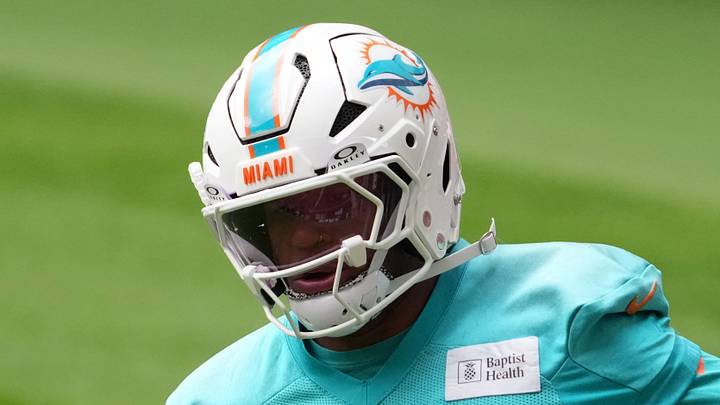 Miami Dolphins linebacker Quinton Bell Miami Dolphins linebacker Quinton Bell