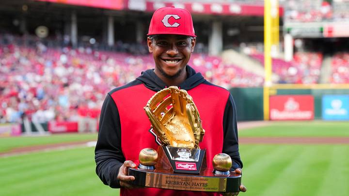 Cincinnati Reds’ Ke'Bryan Hayes poses for a photo after he receives the 2025 Gold Glove Award