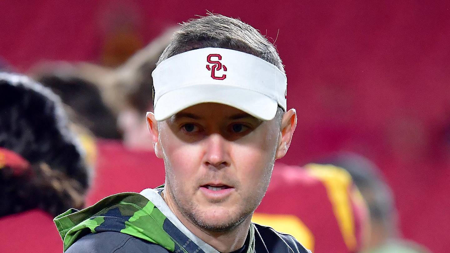 Two USC Freshmen Bonding on Golf Course During Offseason