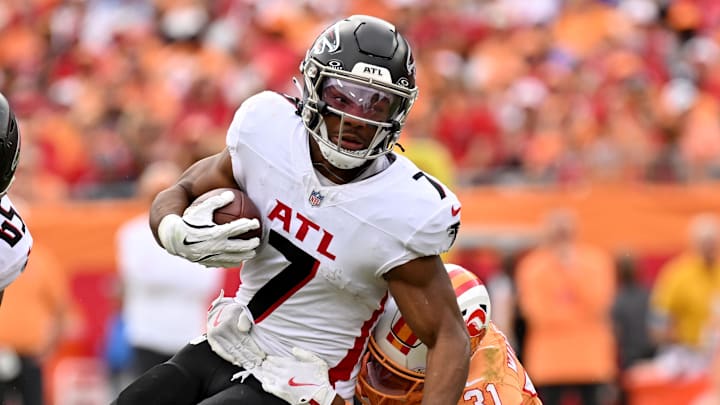 Oct 27, 2024; Tampa, Florida, USA; Atlanta Falcons running back Bijan Robinson (7) runs the ball in the first half against the Tampa Bay Buccaneers at Raymond James Stadium. Mandatory Credit: Jonathan Dyer-Imagn Images