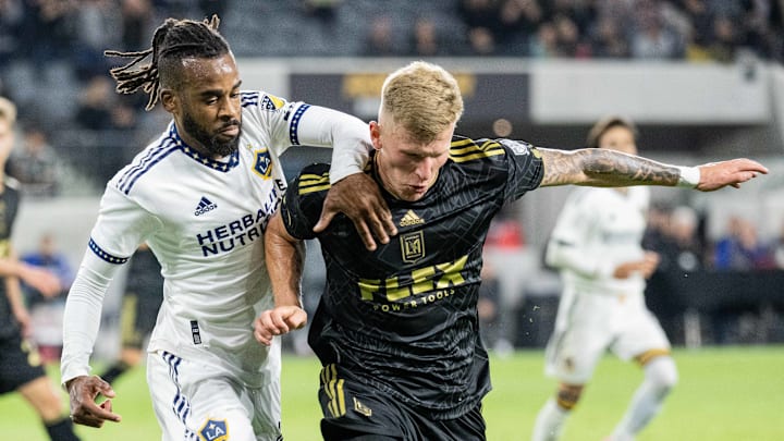 El canadiense Raheem Edwards del Galaxy y el polaco Mateusz Bogusz de LAFC durante el último Clásico del Tráfico.