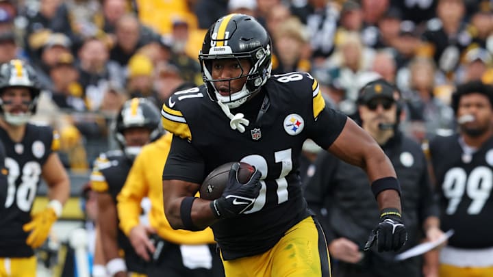 Nov 2, 2025; Pittsburgh, Pennsylvania, USA; Pittsburgh Steelers tight end Jonnu Smith (81) runs the ball during the second half against the Indianapolis Colts at Acrisure Stadium. Mandatory Credit: Charles LeClaire-Imagn Images