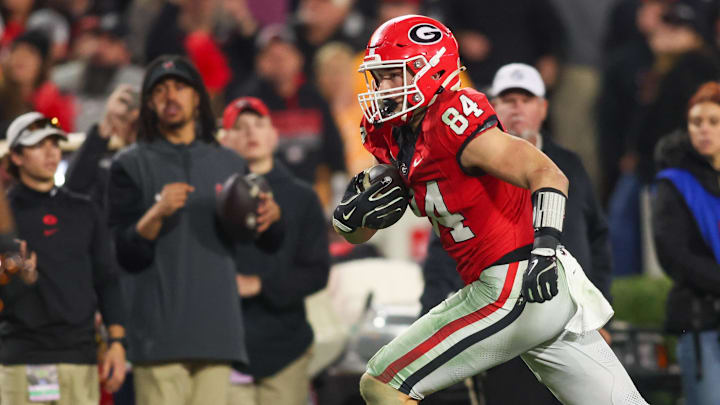 Nov 16, 2024; Athens, Georgia, USA; Georgia Bulldogs tight end Ben Yurosek (84) runs after a catch against the Tennessee Volunteers in the fourth quarter at Sanford Stadium. Nov 16, 2024; Athens, Georgia, USA; Georgia Bulldogs tight end Ben Yurosek (84) runs after a catch against the Tennessee Volunteers in the fourth quarter at Sanford Stadium.