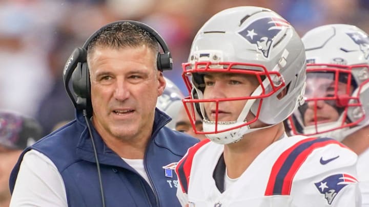 New England Patriots coach Mike Vrabel talks to quarterback Drake Maye (10)