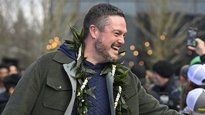 Nov 22, 2025; Eugene, Oregon, USA; Oregon Ducks head coach Dan Lanning greets fans before the game against the Southern California Trojans at Autzen Stadium. Mandatory Credit: Troy Wayrynen-Imagn Images Nov 22, 2025; Eugene, Oregon, USA; Oregon Ducks head coach Dan Lanning greets fans before the game against the Southern California Trojans at Autzen Stadium. Mandatory Credit: Troy Wayrynen-Imagn Images