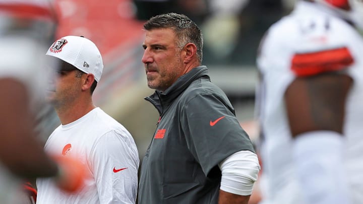 Cleveland Browns senior consultant Mike Vrabel watches the team warm up before a preseason last August.