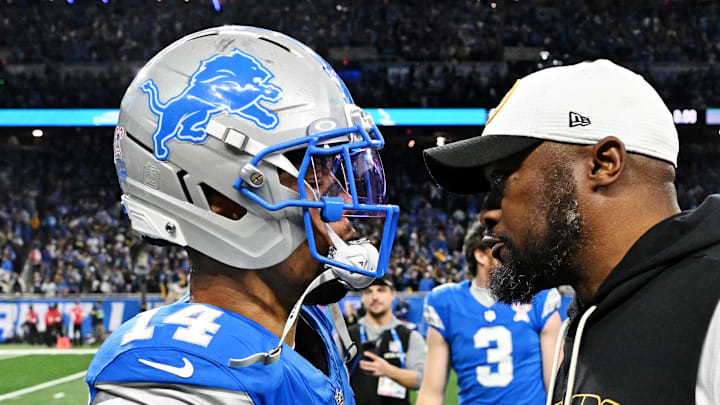 Pittsburgh Steelers head coach Mike Tomlin reacts with Detroit Lions quarterback Jared Goff (16).