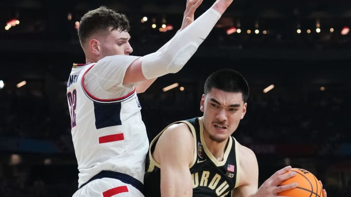 Connecticut Huskies center Donovan Clingan (32) guards Purdue Boilermakers center Zach Edey (15) during the Men's NCAA national championship game at State Farm Stadium in Glendale on April 8, 2024.