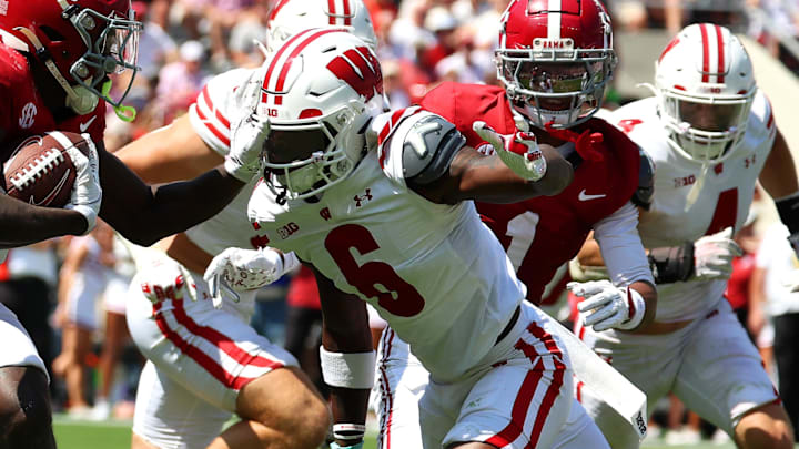 Wisconsin Badgers cornerback Omillio Agard (6) signed with Virginia after entering the transfer portal