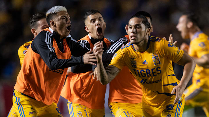 Carlos Salcedo se convirtió en el héroe de Tigres al anotar en los últimos minutos contra Santos Laguna.