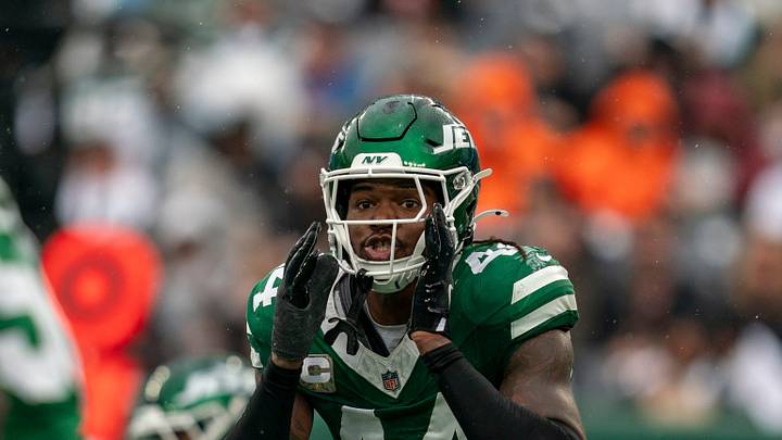 New York Jets linebacker Jamien Sherwood (44) shouts a call to his teammates during an NFL Week 10 game between the New York Jets and the Cleveland Browns at MetLife Stadium on Sunday, Nov. 9, 2025. New York Jets linebacker Jamien Sherwood (44) shouts a call to his teammates during an NFL Week 10 game between the New York Jets and the Cleveland Browns at MetLife Stadium on Sunday, Nov. 9, 2025.