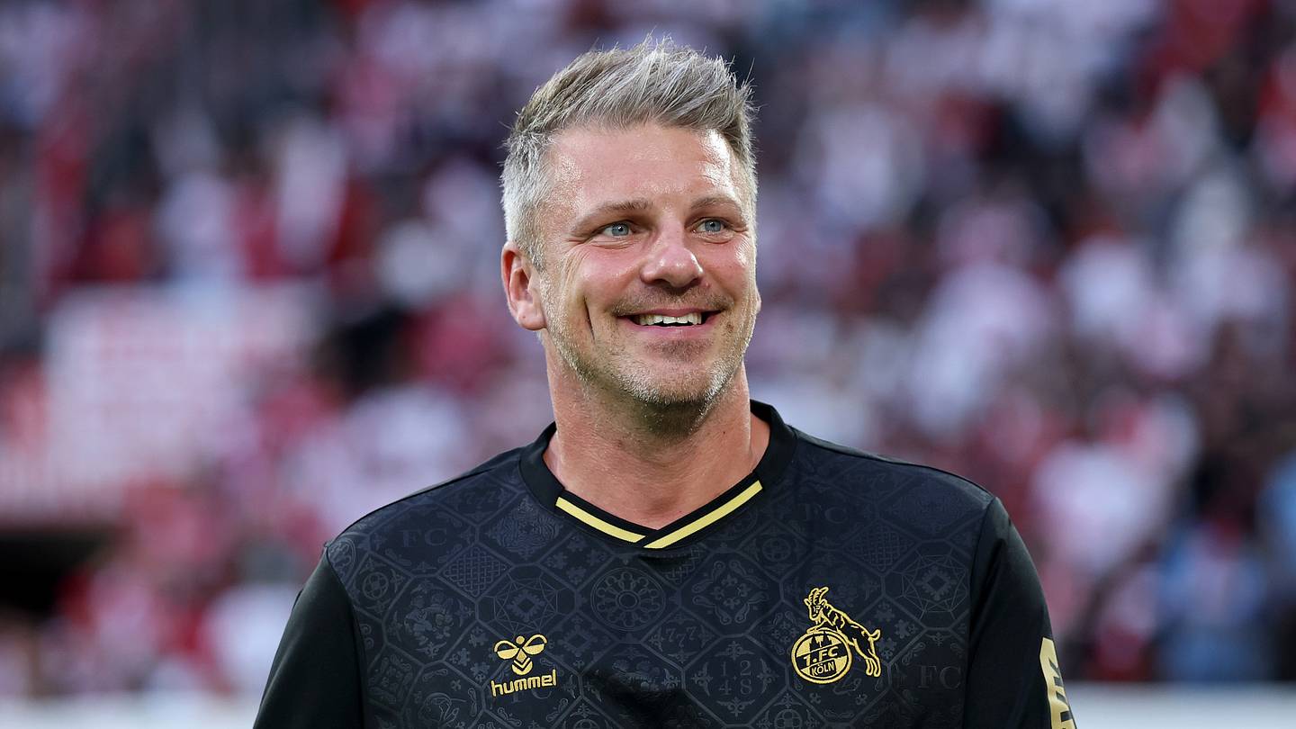 FC Koln head coach turning heads for unusual touchline antics