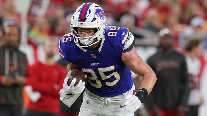 Buffalo Bills tight end Jackson Hawes (85) runs with the ball against the Tampa Bay Buccaneers in the first quarter.