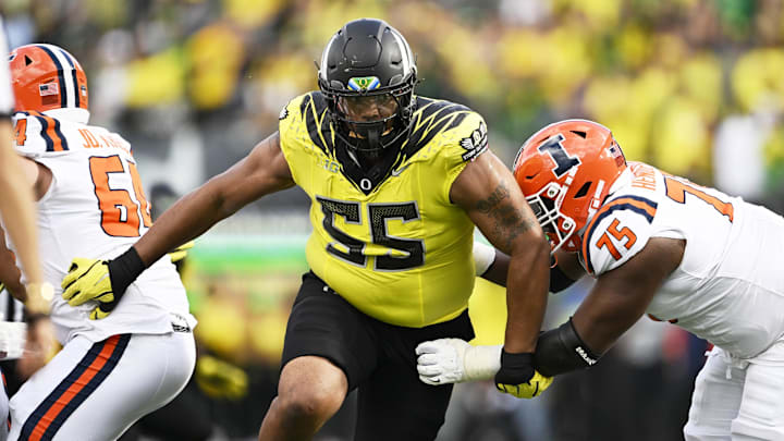 Oregon Ducks defensive lineman Derrick Harmon (55).