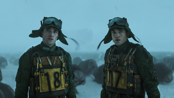 (L to r) ROBERT PATTINSON as Mickey 18 and ROBERT PATTINSON as Mickey 17 in “MICKEY 17,” a Warner Bros. Pictures release.