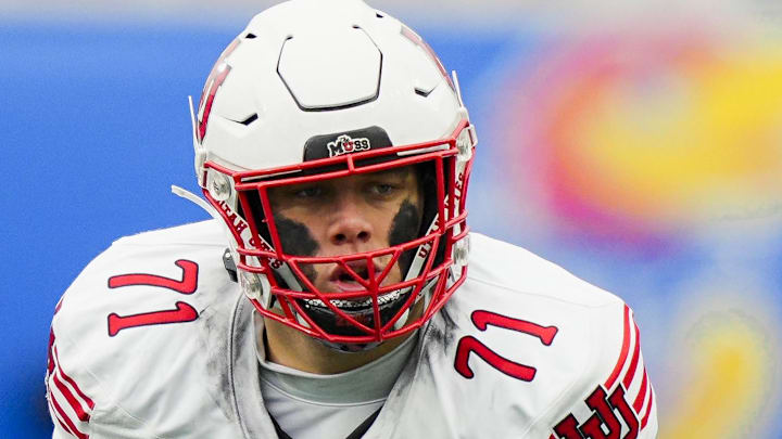Utah Utes offensive lineman Caleb Lomu (71) gets ready before the snap during the second half against the Kansas Jayhawks 