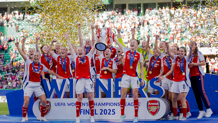 O Arsenal desbancou o Barcelona para levantar a taça da Champions League Feminina de 2025 O Arsenal desbancou o Barcelona para levantar a taça da Champions League Feminina de 2025
