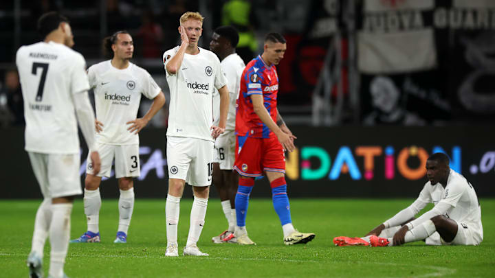 Geschockte Gesichter bei Eintracht Frankfurt nach dem späten Remis