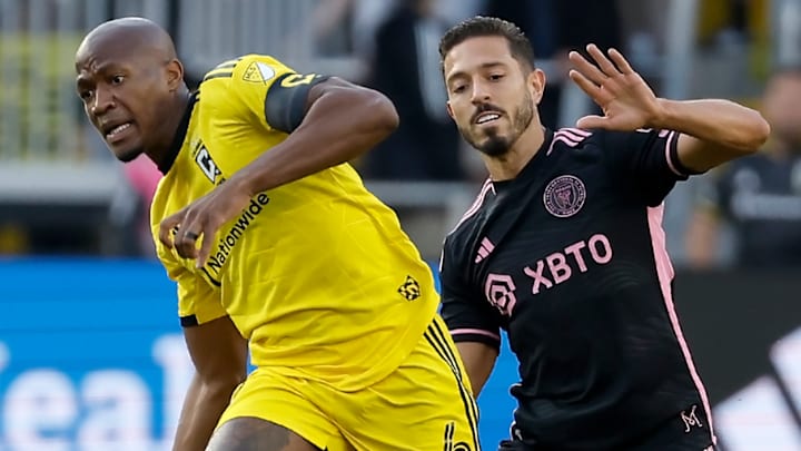 El liberiano Darlington Nagbe del Columbus Crew y el brasileño Jean Mota del Inter Miami disputan el balón.