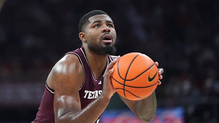 Rashaun Agee (12) prepares to shoot a free throw during the first half against the Texas Longhorns at Moody Center. 