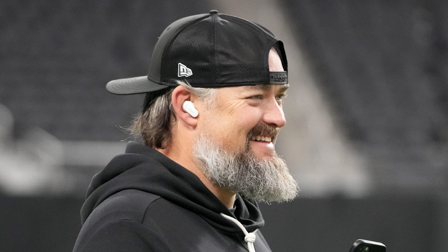 Subtle, Yet Notable Change Lends Clues to Kubiak's Coaching Staff