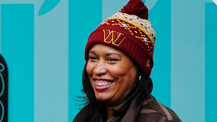 Dr. Brandie Smith and D.C. mayor Muriel Bowser open the gate to let in Yu Ying Public Charter School kindergarten students for the opening ceremony in honor of the public debut of the giant pandas Bao Li and Qing Bao at Smithsonian’s National Zoo and Conservation Biology Institute, Jan. 24, 2025.