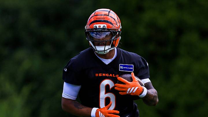 Cincinnati Bengals safety Bryan Cook (6) runs with the ball Cincinnati Bengals safety Bryan Cook (6) runs with the ball