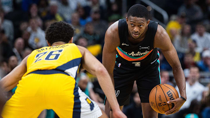 Jan 2, 2026; Indianapolis, Indiana, USA; San Antonio Spurs guard De'Aaron Fox (4) dribbles the ball while Indiana Pacers guard Ben Sheppard (26) defends in the second half at Gainbridge Fieldhouse. Jan 2, 2026; Indianapolis, Indiana, USA; San Antonio Spurs guard De'Aaron Fox (4) dribbles the ball while Indiana Pacers guard Ben Sheppard (26) defends in the second half at Gainbridge Fieldhouse.