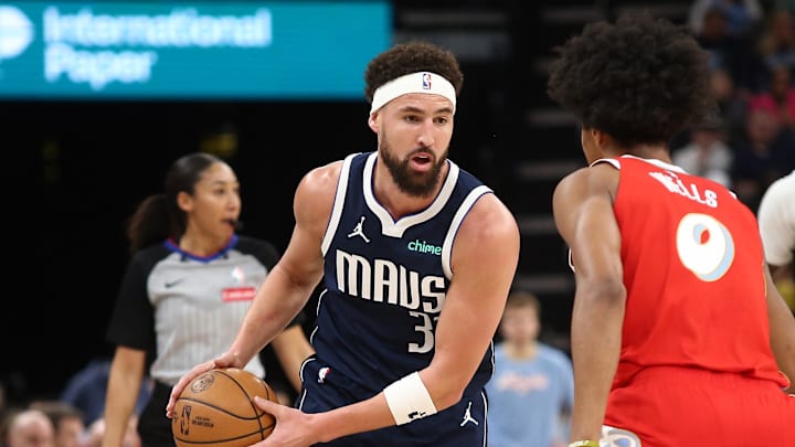 Jan 6, 2025; Memphis, Tennessee, USA; Dallas Mavericks guard Klay Thompson (31) handles the ball as Memphis Grizzlies forward Jaylen Wells (0) defends during the first quarter at FedExForum. Mandatory Credit: Petre Thomas-Imagn Images