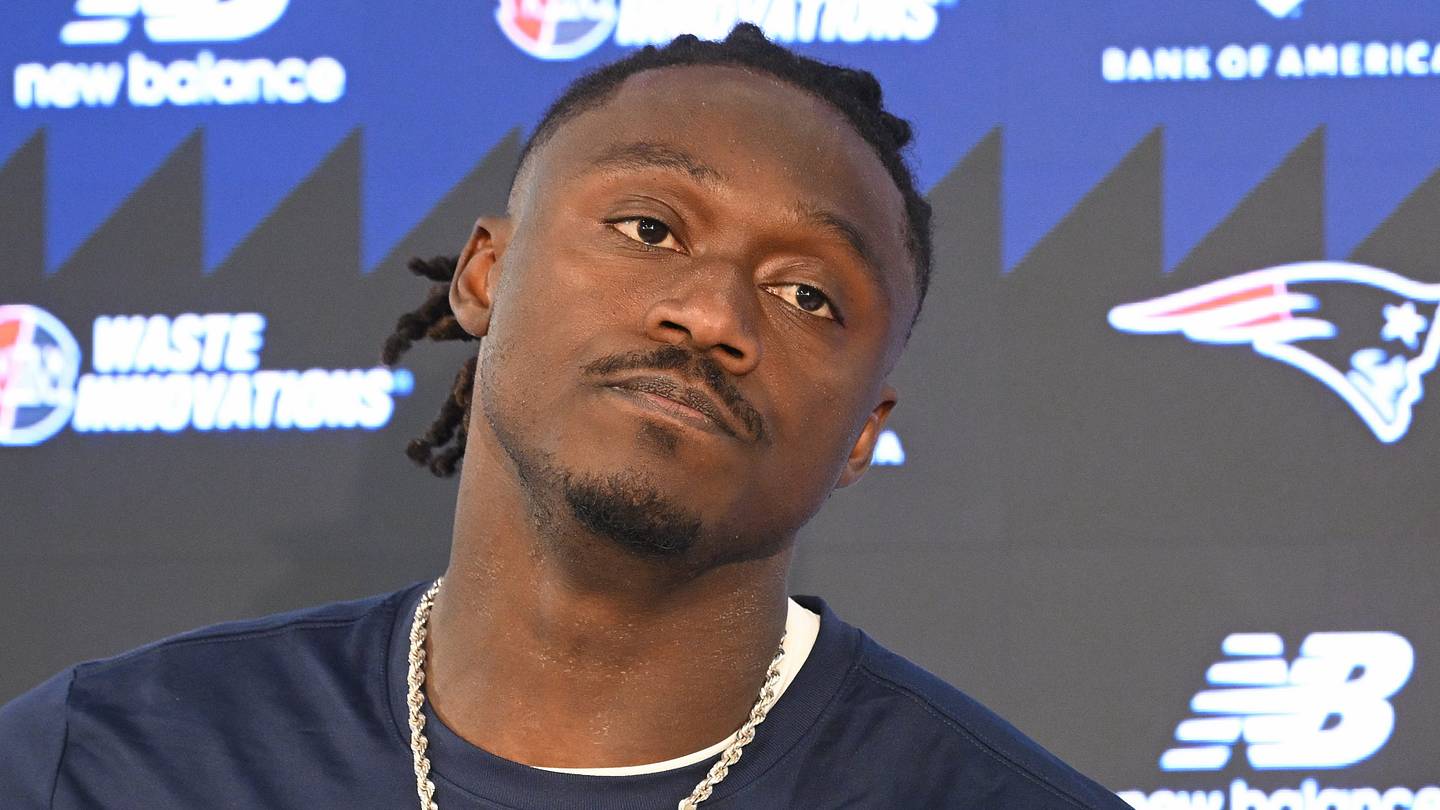 Latest A.J. Brown injury updates ahead of Patriots' Week 8 matchup vs. Dolphins