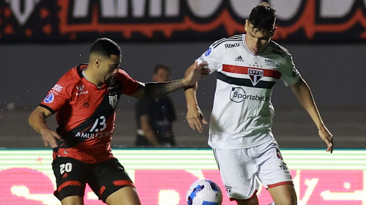 O defensor venezuelano de 24 anos se lesionou no clássico contra o Palmeiras