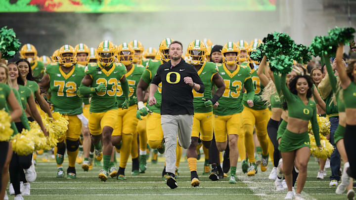 Nov 9, 2024; Eugene, Oregon, USA; Oregon Ducks head coach Dan Lanning leads his team before the start of a game against the Maryland Terrapins at Autzen Stadium. Mandatory Credit: Troy Wayrynen-Imagn Images Nov 9, 2024; Eugene, Oregon, USA; Oregon Ducks head coach Dan Lanning leads his team before the start of a game against the Maryland Terrapins at Autzen Stadium. Mandatory Credit: Troy Wayrynen-Imagn Images