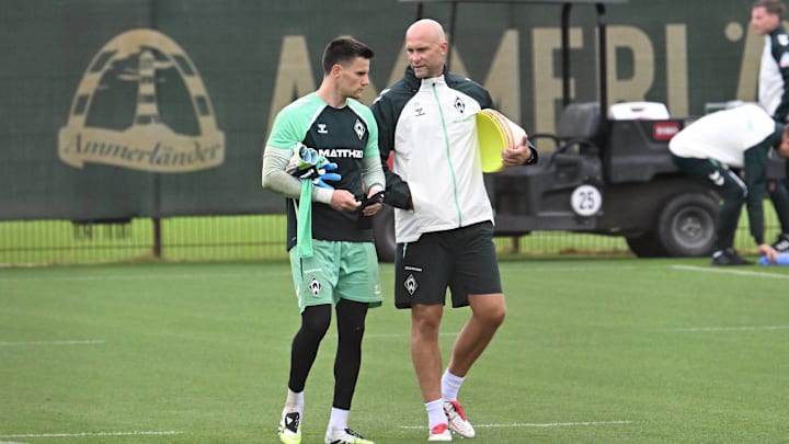 Michael Zetterer mit SVW-Torwarttrainer Christian Vander (r.)