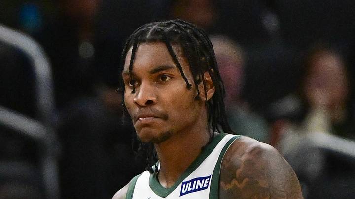 Milwaukee Bucks head coach Taylor Jenkins talks to guard Kevin Porter (7) in the second quarter against the Minnesota Timberwolves at Fiserv Forum on October 5, 2026.