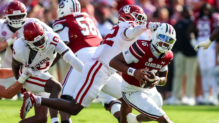 Oct 18, 2025; Columbia, South Carolina, USA; Oklahoma Sooners defensive lineman R Mason Thomas (32) pressures South Carolina Gamecocks quarterback Lanorris Sellers (16). Oct 18, 2025; Columbia, South Carolina, USA; Oklahoma Sooners defensive lineman R Mason Thomas (32) pressures South Carolina Gamecocks quarterback Lanorris Sellers (16).