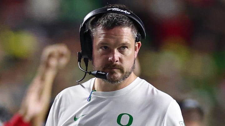 Oct 18, 2025; Piscataway, New Jersey, USA; Oregon Ducks head coach Dan Lanning looks on during the first half against the Rutgers Scarlet Knights at SHI Stadium. Mandatory Credit: Vincent Carchietta-Imagn Images Oct 18, 2025; Piscataway, New Jersey, USA; Oregon Ducks head coach Dan Lanning looks on during the first half against the Rutgers Scarlet Knights at SHI Stadium. Mandatory Credit: Vincent Carchietta-Imagn Images