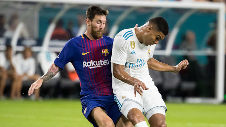 Lionel Messi y Casemiro, en uno de los imperdibles partidos entre el FC Barcelona y el Real Madrid 
