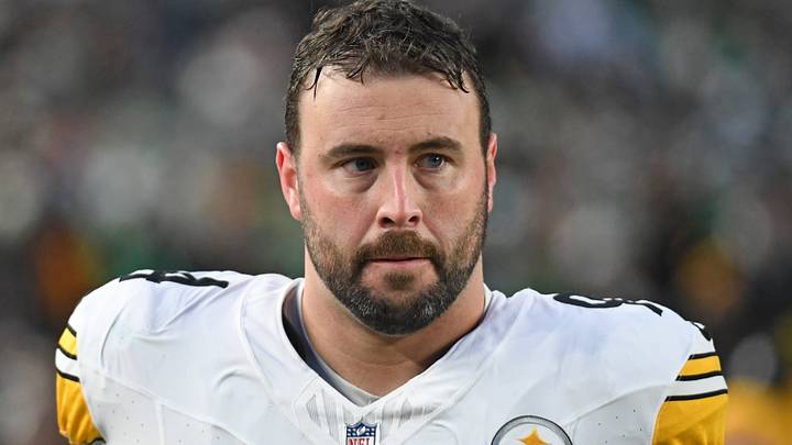 Pittsburgh Steelers defensive tackle Dean Lowry on the sidelines against the Philadelphia Eagles at Lincoln Financial Field. Pittsburgh Steelers defensive tackle Dean Lowry on the sidelines against the Philadelphia Eagles at Lincoln Financial Field.