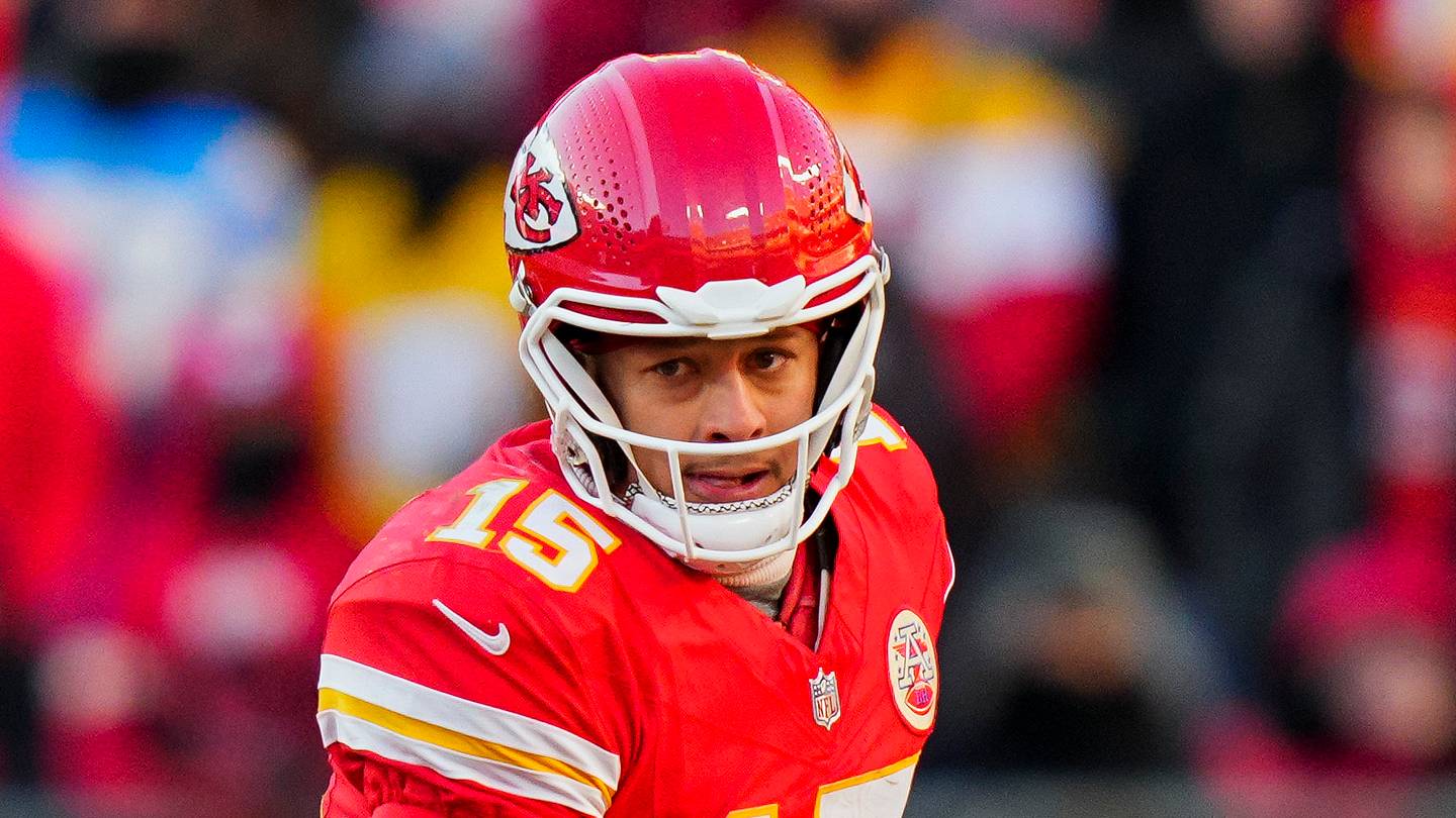 What we learned about Patrick Mahomes' knee from his first Chiefs camp presser