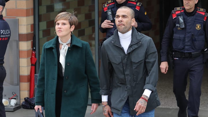 Dani Alves y su abogada, tras conseguir la libertad condicional 