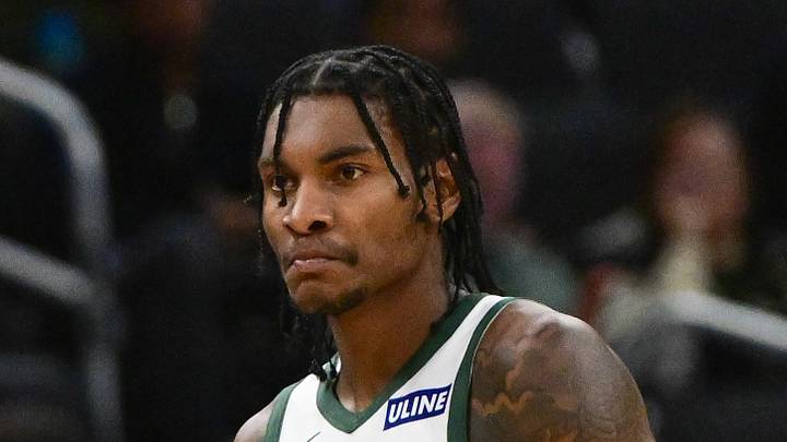 Milwaukee Bucks head coach Taylor Jenkins talks to guard Kevin Porter (7) in the second quarter against the Minnesota Timberwolves at Fiserv Forum on October 5, 2026.