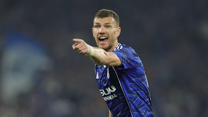 Edin Dzeko zeigt auf Schalke die Richtung an