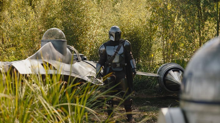 The Mandalorian (Pedro Pascal) and R2-D2 in Lucasfilm's THE BOOK OF BOBA FETT, exclusively on Disney+. © 2022 Lucasfilm Ltd. & ™. All Rights Reserved.