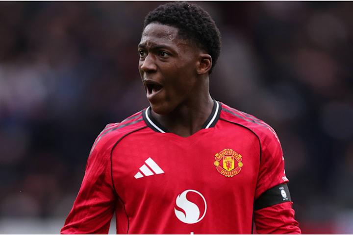 คอบบี้ ไมนูกำลังสั่งการเพื่อนร่วมทีมแมนเชสเตอร์ ยูไนเต็ด