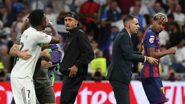 Vinicius Jr. et Lamine Yamal se sont disputés après le coup de sifflet final du Clasico. Vinicius Jr. et Lamine Yamal se sont disputés après le coup de sifflet final du Clasico.