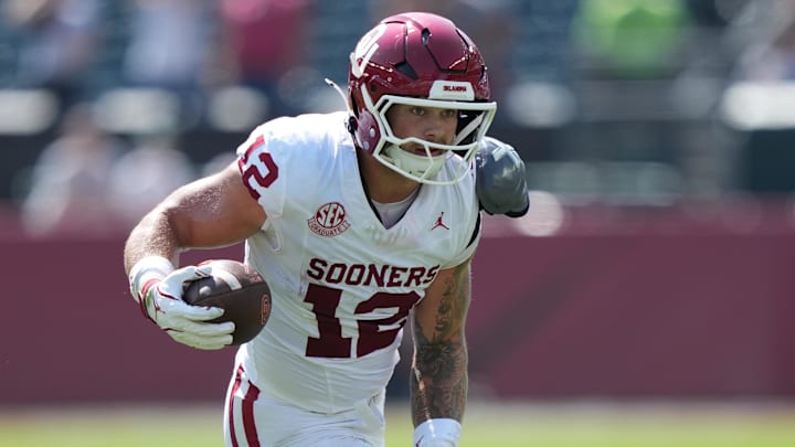 Oklahoma tight end Jaren Kanak runs after a catch against Temple.