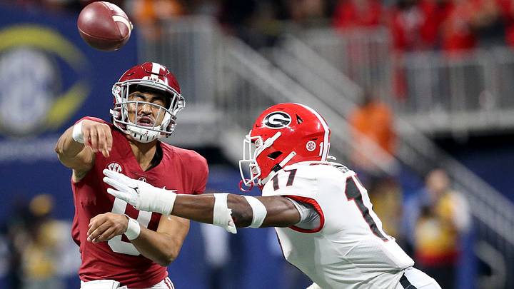 Georgia football LB Nakobe Dean (17) pressures Alabama QB Bryce Young.