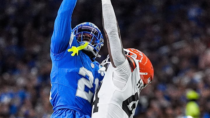 Detroit Lions cornerback Amik Robertson (21) knocks off the pass intended for Cleveland Browns tight end Detroit Lions cornerback Amik Robertson (21) knocks off the pass intended for Cleveland Browns tight end