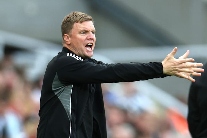 Eddie Howe gesturing with his arms. 埃迪·豪挥动双臂做手势。